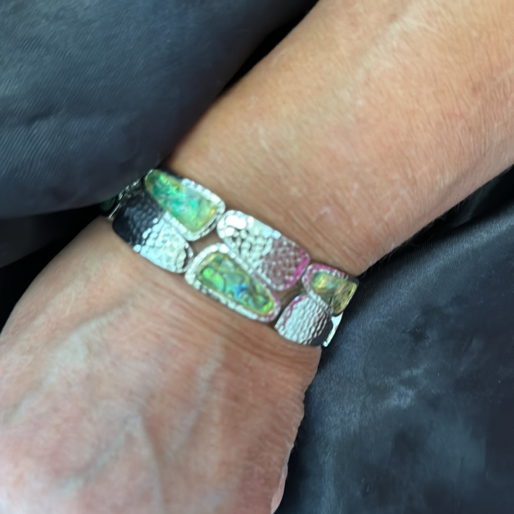 Hammered Silver Tone Stretch Bracelet with Turquoise/Green Water Color Inset - Picture 4 of 7